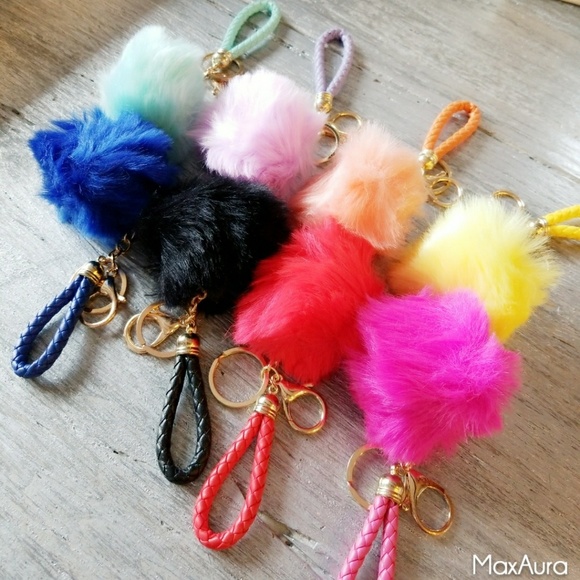 MODA ME COUTURE Accessories - FAUX FUR POM POM KEYCHAIN